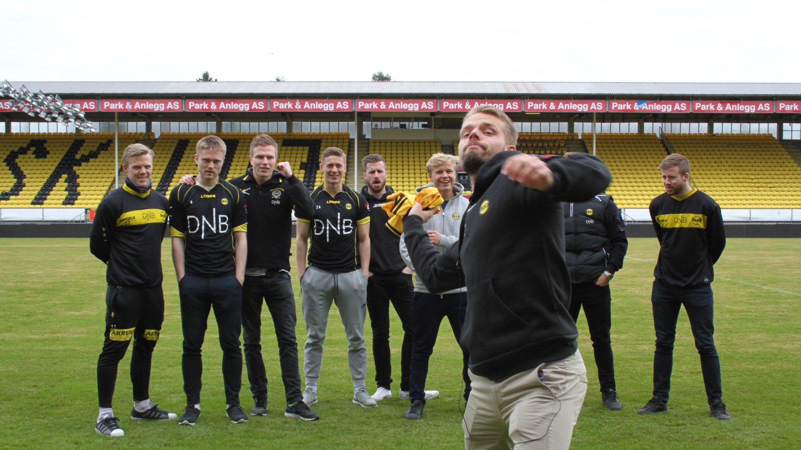 Mats kaster jubileumsdrakten opp på tribunen