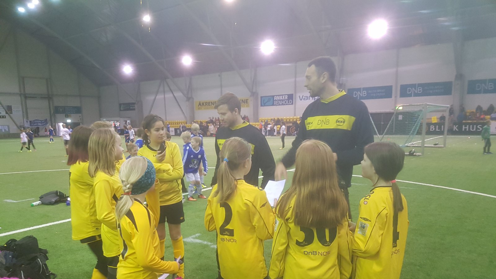 Simen Rafn og Stefan Antonievic prater med barna i LSK-hallen