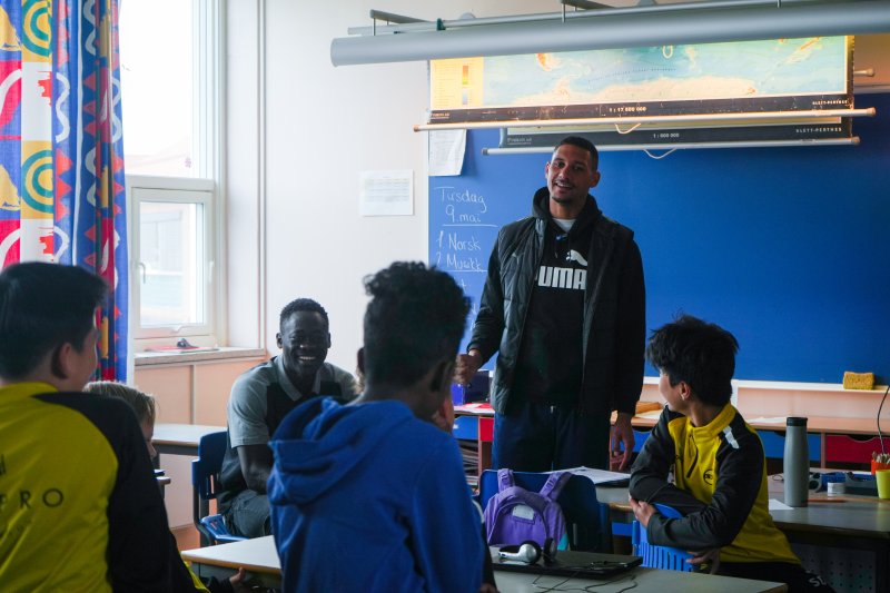 SKOLEBESØK: Akor Adams og Ruben Gabrielsen besøkte Vigernes skole for å snakke om inkludering og godt fellesskap.