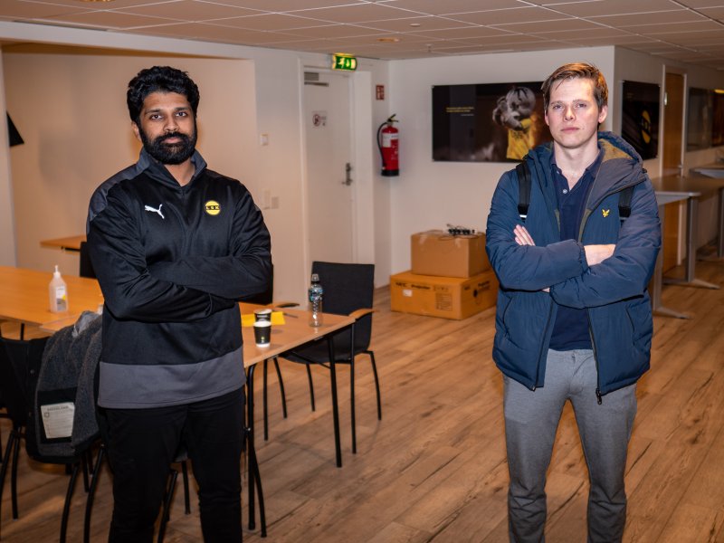 TRENERDUOEN: Thilip Thangarasa (t.v) og Marius Oyen Garnes skal ha mye av æren for at LSK-spillerne for en såpass tilrettelagt hverdag.