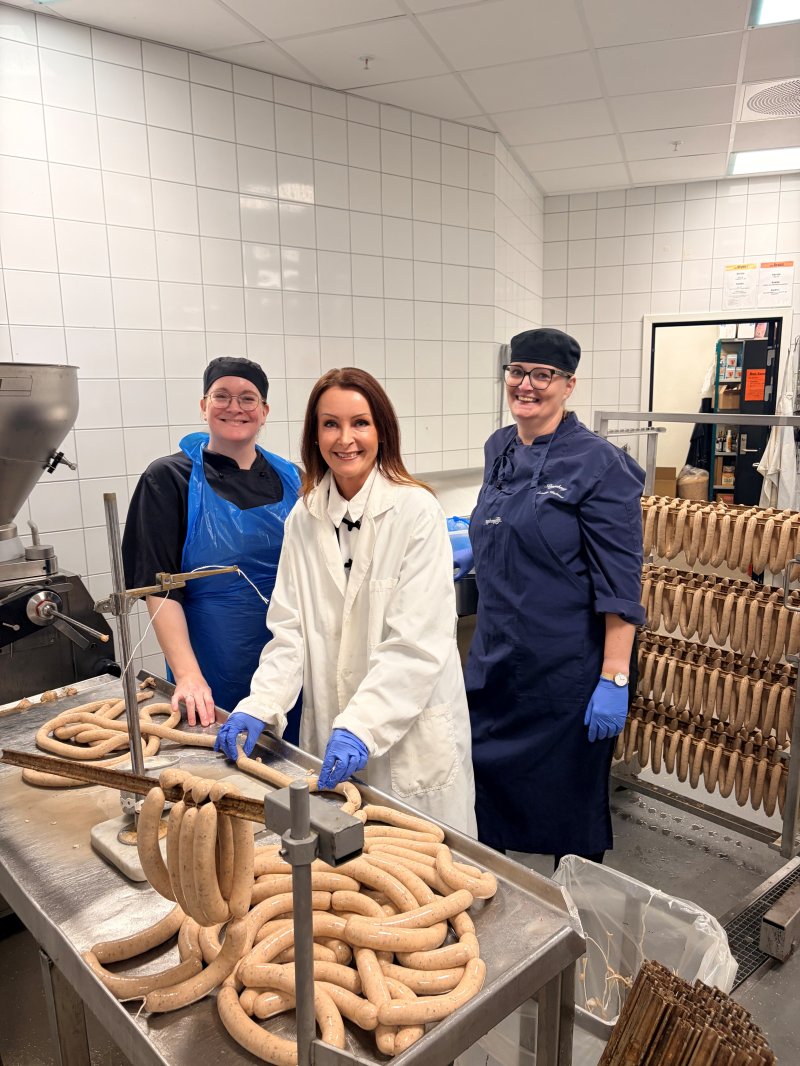  Kari fikk prøve seg som pølsemaker på besøk hos Rosenberg 
