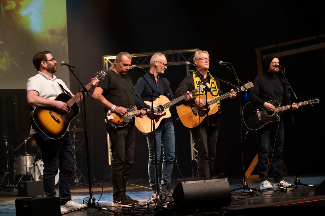 ALDRI ALEINE: Fugla Allstars sang LSK-sanger til stor begeistring fra salen.