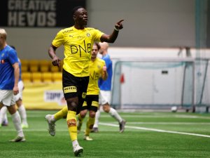 IMPONERTE: Akor Adams kunne juble over to scoringer i sin første kamp i LSK-drakta.