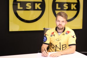 Mats Haakenstad signerer