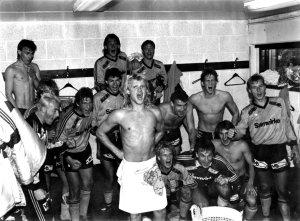 GULLGUTTER: Dennis Schiller (foran i bar overkropp) og lagkameratene vant et suverent seriegull i 1989 og satte poengrekord i daværende 1. divisjon. Foto: Leif Tangen/Romerikes Blad