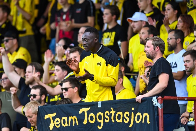 POPULÆR: Akor Adams så hjemmekampen mot HamKam sammen med Kanari-Fansen. Han takker supporterne for fantastisk støtte gjennom halvannet år. Foto: Astrid Pedersen/NTB