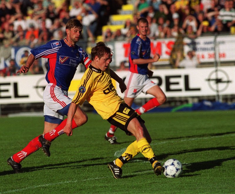 DEBUT-SESONGEN: Heidar Helguson scoret mange mål for LSK i 1999 - som her mot Vålerenga - med Åkrene Mek på shortsen.