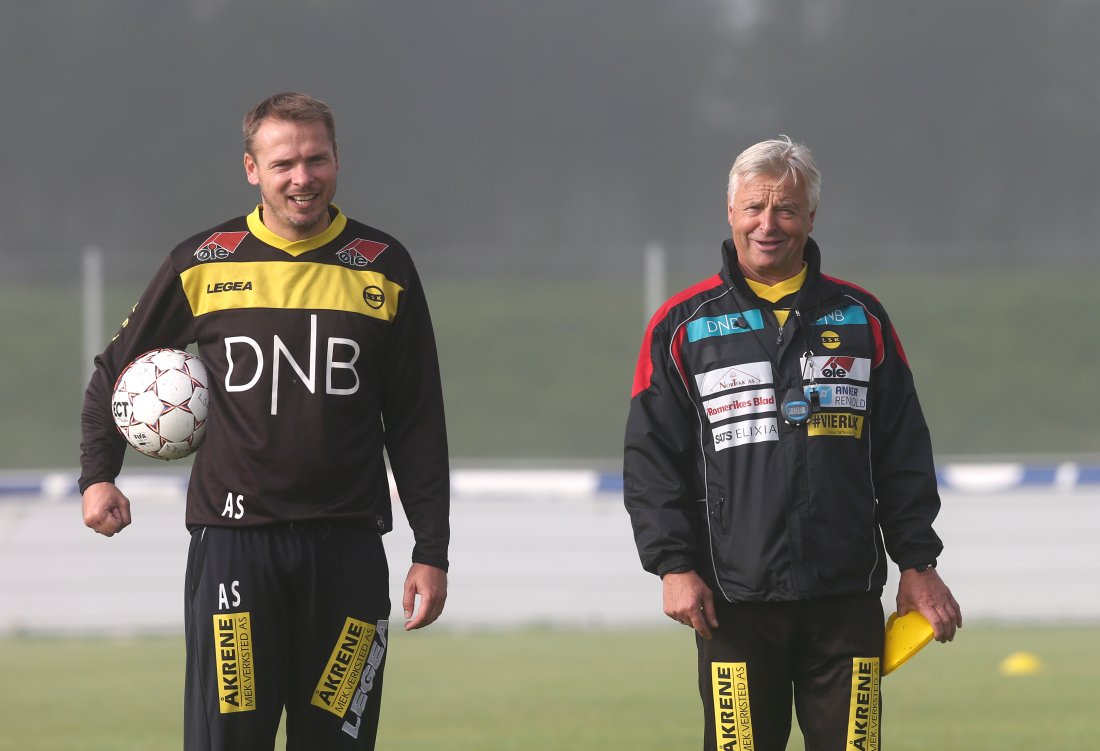 TILBAKE I GULT OG SVART: Arild Sundgot (t.v) er tilbake på Åråsen. Her fra sine dager som assistenttrener i klubben sammen med Arne Erlandsen.