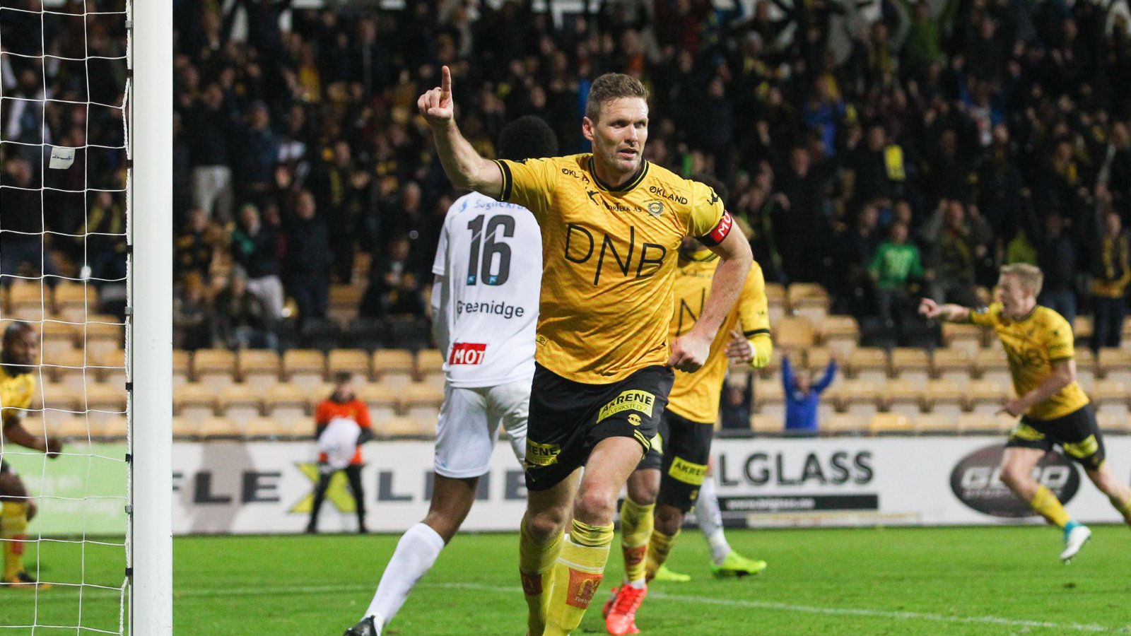 Frode Kippe jubler etter scoring mot Sogndal