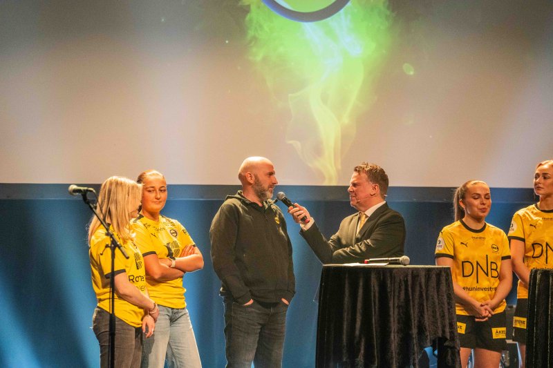 KICKOFF: Damelaget og trener Vegar Frey ble presentert på årets kickoff sammen med LSK og LSK Kvinner.