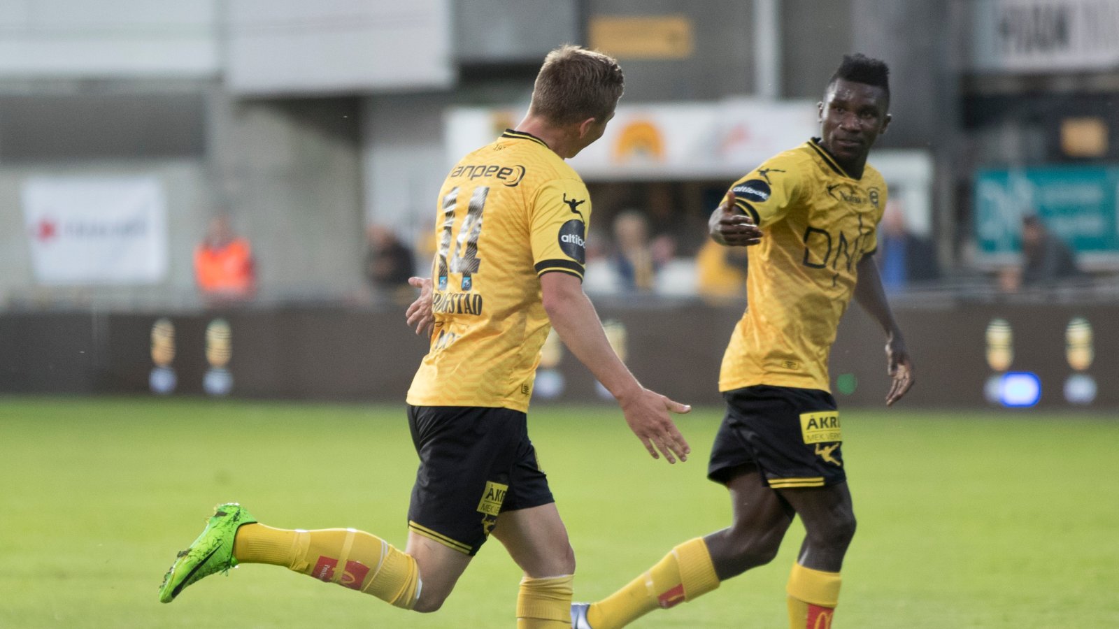 Fredrik Krogstad og Ifeanyi Mathew jubler for scoring mot Stabæk