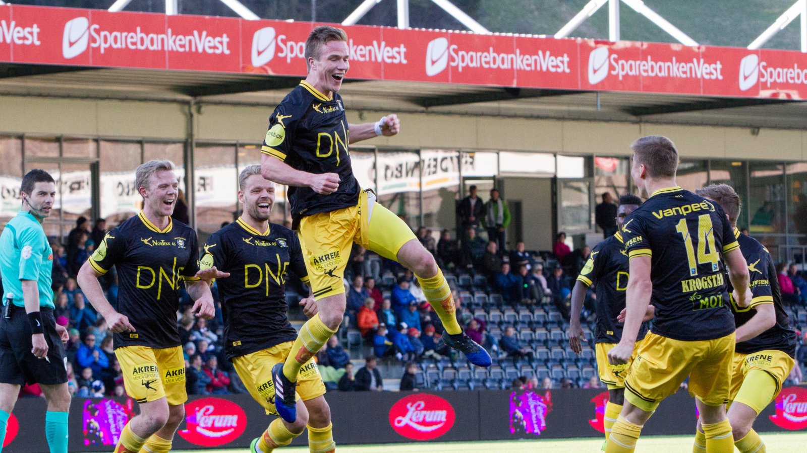 Simen Kind Mikalsen jubler etter scoring mot Sogndal