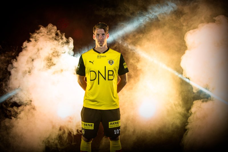 ÅRETS DRAKT: Thomas Lehne Olsen og LSK spiller med denne drakta i søndagens cupkamp mot Sogndal. Foto: CREATIVE HEADS