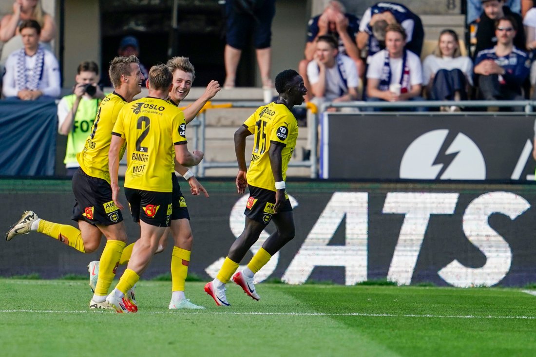 FLOTT SCORING: Markus Karlsbakk gratuleres av lagkameratene etter å ha banket inn 1-0 mot KBK onsdag kveld.