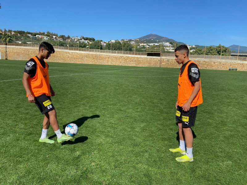 TALENTER: Dylan og Leo stortrives med å få være med A-laget på treningsleir.