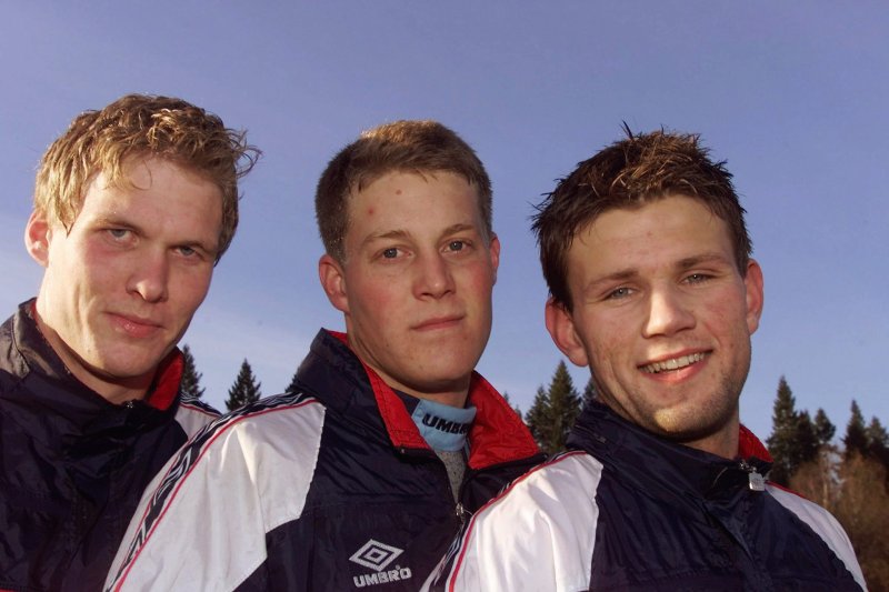 GAMLE KJENTE: Frode Kippe (t.v) og Eirik Bakke (t.h) spilte sammen på U21-landslaget i 1999. I midten: Espen Baardsen. Foto av de tre sammen. Foto: Terje Bendiksby / NTB