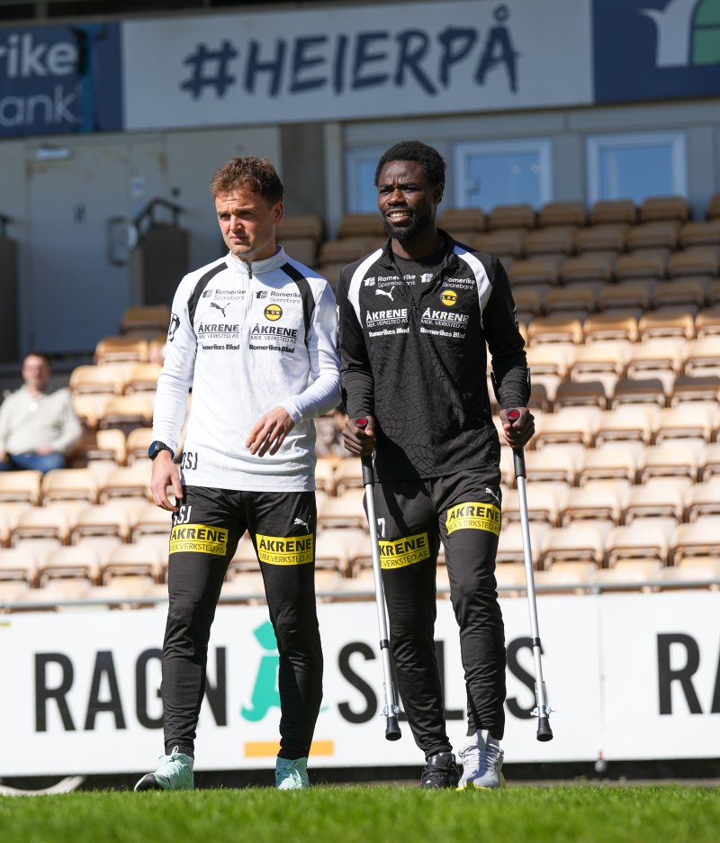 Mye tid sammen: Eric Kitolano har brukt mye tid sammen med fysioene. Her sammen med fysioterapaut Sondre Jakobsen tidligere i våres.