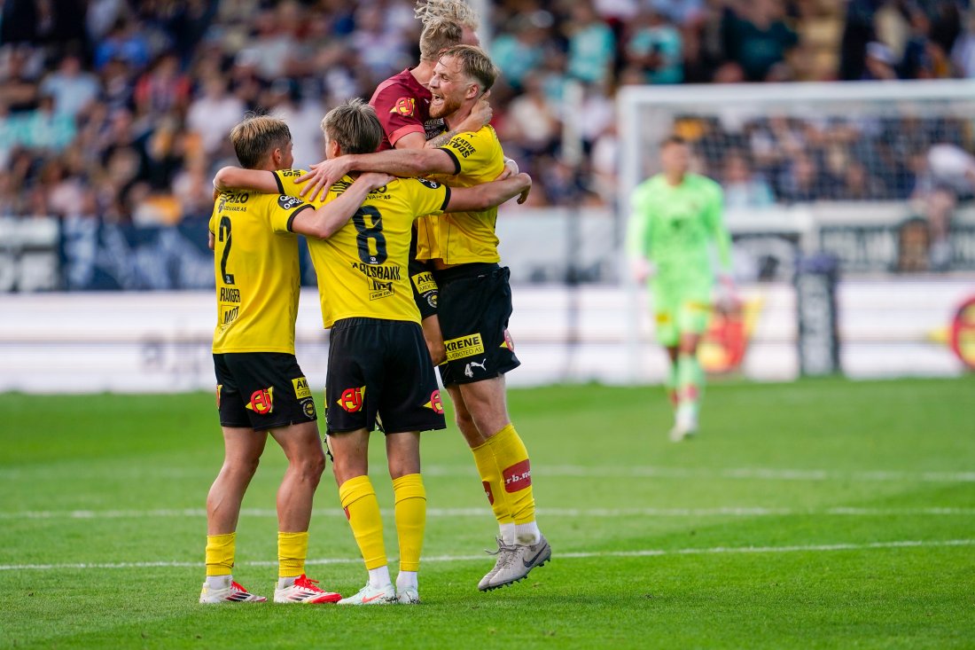JUBEL: Espen Garnås jubler sammen med lagkameratene etter seieren i semifinalen mot KBK før ferien.