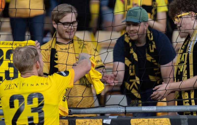 GAVE FRA ÅSEN: Her overleverer Gjermund Åsen LSK-drakt til John Henrik Espmarker etter seieren over Sarpsborg. Til høyre: Elias (15).