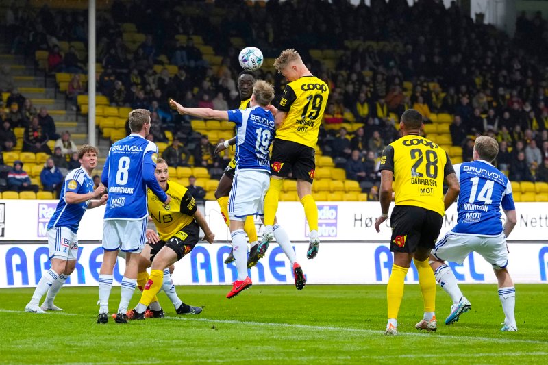 HØYTFLYVENDE: Kristoffer Tønnessen steg høyt til værs og headet inn 1-0 allerede etter fire minutter. Foto: Beate Oma Dahle / NTB