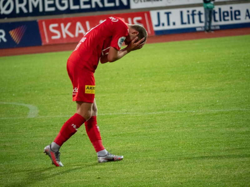 FRUSTRERT: Torbjørn Kallevåg etter å ha fått sin scoring feilaktig annulert. Bildet oppsummerer på mange måter LSKs kveld.<br />Foto: Emil Saglien Ruud