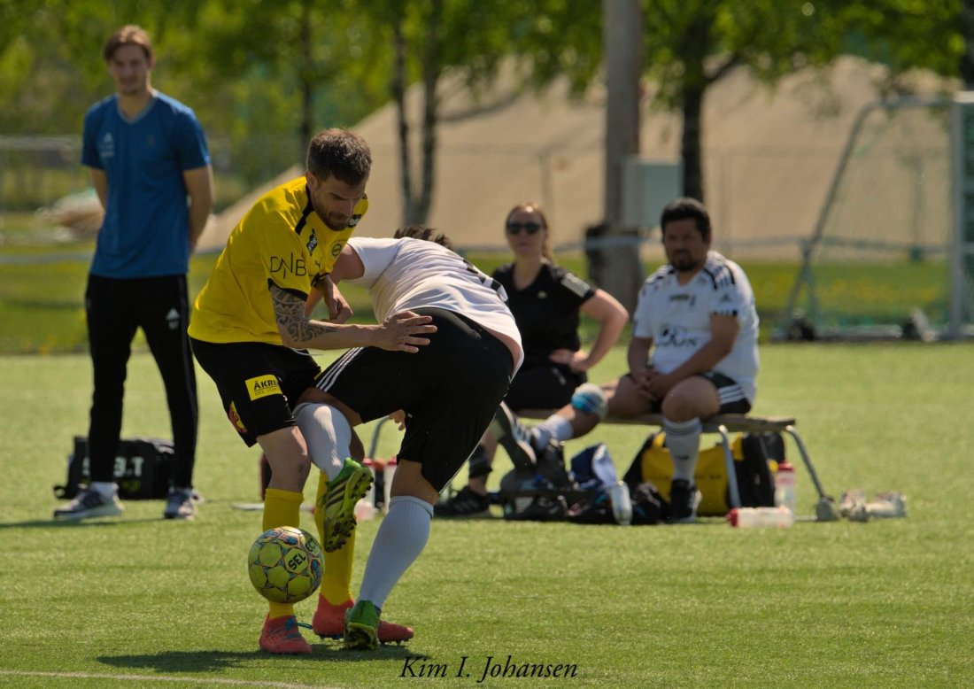 HARDE TAK: Det ble ikke gitt ved dørene da Lillestrøm og Asker møttes i gatelagskamp, men det var først og fremst fair play som gjennomsyret kampen. Foto: Kim Johansen