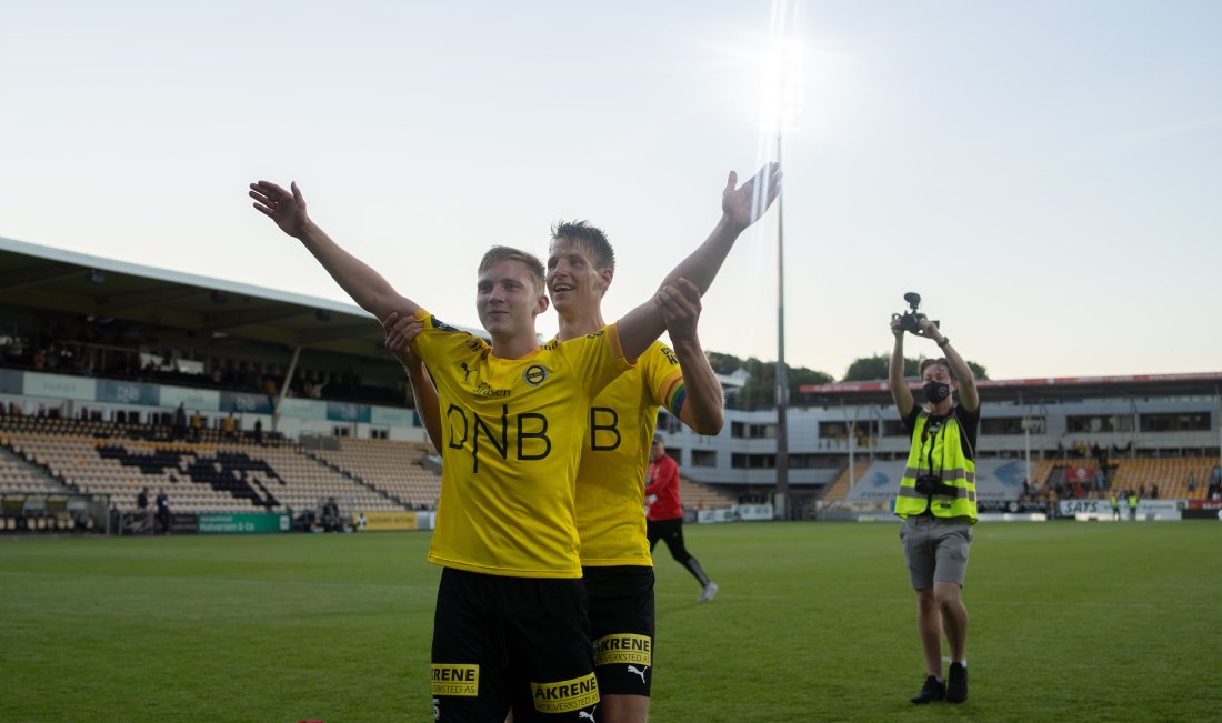 Gledesrus: Eskil Edh sammen med Thomas Lehne Olsen etter 2-0-seieren over Rosenborg på Åråsen sommeren 2021. FOTO: Mathias Dulsrud