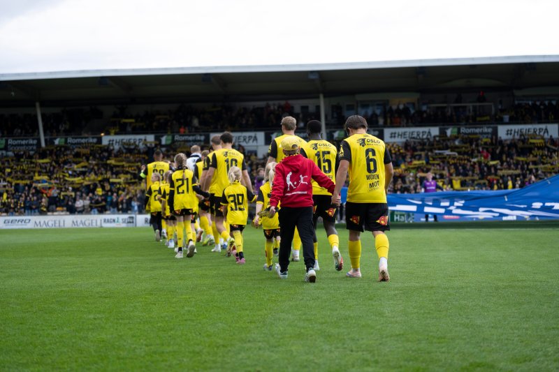 INNMARSJ: Håvard hånd i hånd med Harald Woxen før avspark. Foto: Rammelaus