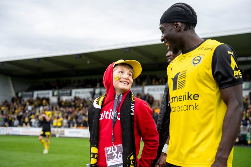 Håvard ble med på feiringen etter kamp. Foto: Rammelaus