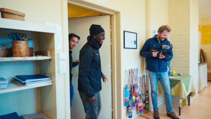 Yaw og Harald overrasket Håvard på skolen i Askim. Foto: Rammelaus