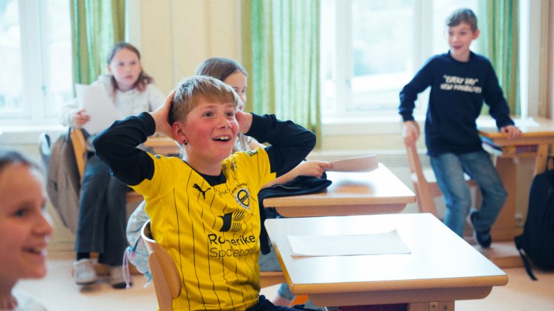 Håvard ble overrasket da han så sine favorittspillere entret døren til klasserommet. Foto: Rammelaus