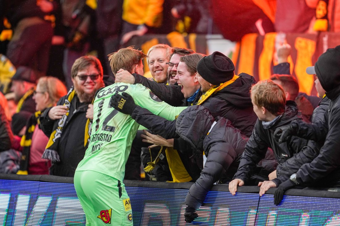 Supporter-favoritt: Mads feirer 2-0 scoringen mot Vålerenga på Åråsen i 2023. Foto: Beate Oma Dahle / NTB
