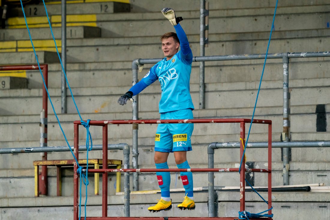 DEBUTEN PÅ ÅRÅSEN: Mads steppet inn for Kanari-Fansen på tom tribune (pga. Covid) og dro i gang seiersropet etter seieren mot HamKam på Åråsen 7. juli 2020. Foto: Fredrik Hagen / NTB