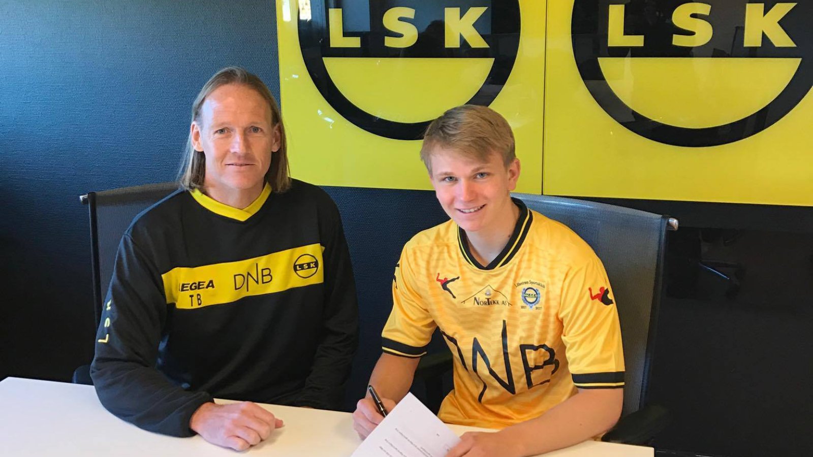 Henrik Loholt Kristiansen signerer