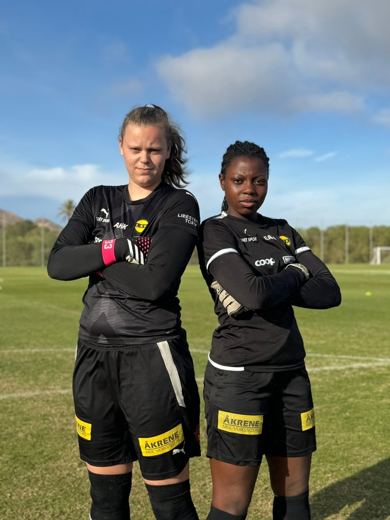 HISTORISK KAMP: Keeperne Amanda Karlsen og Emily Hammer er klare for tidenes første NM-kamp for LSKs damelag.