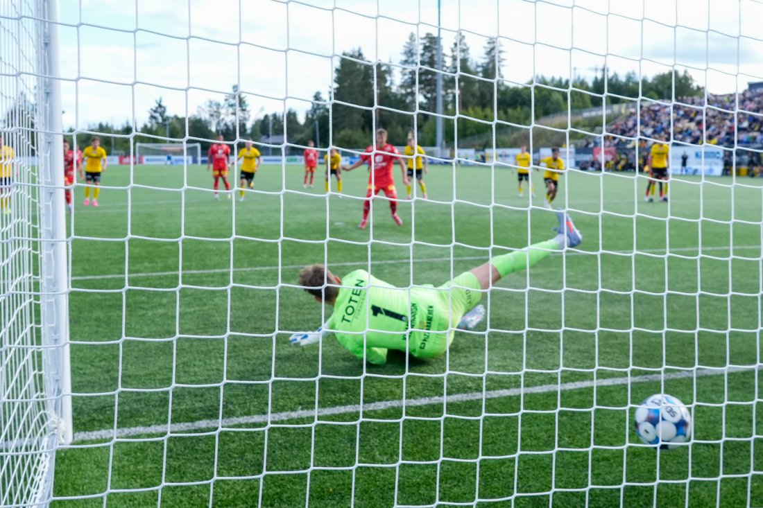 SCORING: Thomas Lehne Olsen sendte LSK i ledelsen på straffe like før pause på NAMMO Stadion.