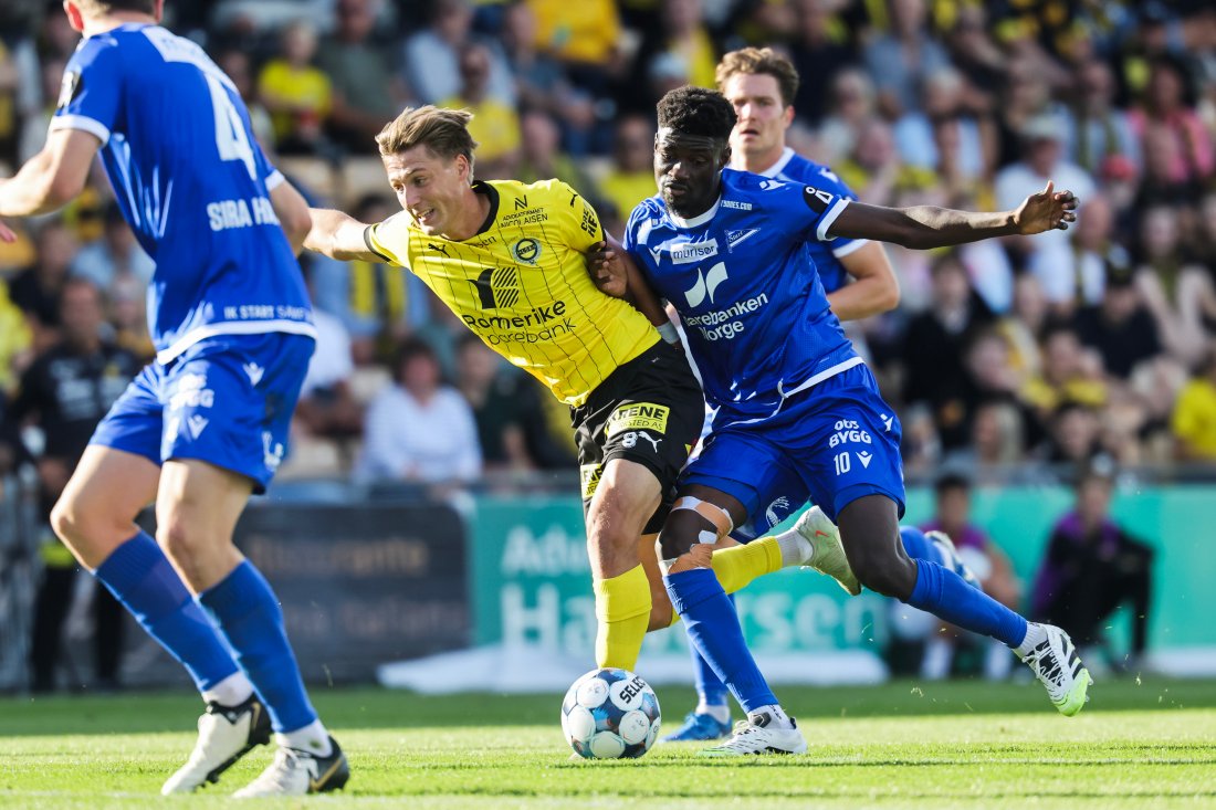 MEID NED: Start-spilleren var på ingen måte interessert i ballen da han løp ned Markus Karlsbakk utenfor 16-meteren i førsteomgang.