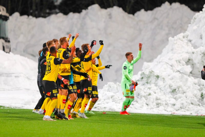 TRIUMF: Lillestrøms jubler etter seieren borte mot Tromsø i NM-kvartfinalen. Foto: Rune Stoltz Bertinussen / NTB