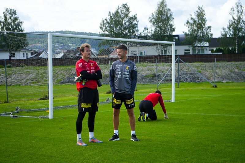 GOD PRAT: Eirik Bakke i samtale med Knut-André Søyland Skjærstein.