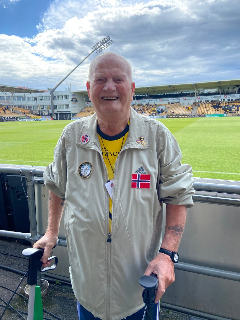 LSK-LEGENDE: Til tross for at han måtte ha hjelp av gåstol de siste årene var han ofte innom Åråsen - som her mot RBK i 2022. Foto: Morten Stokstad