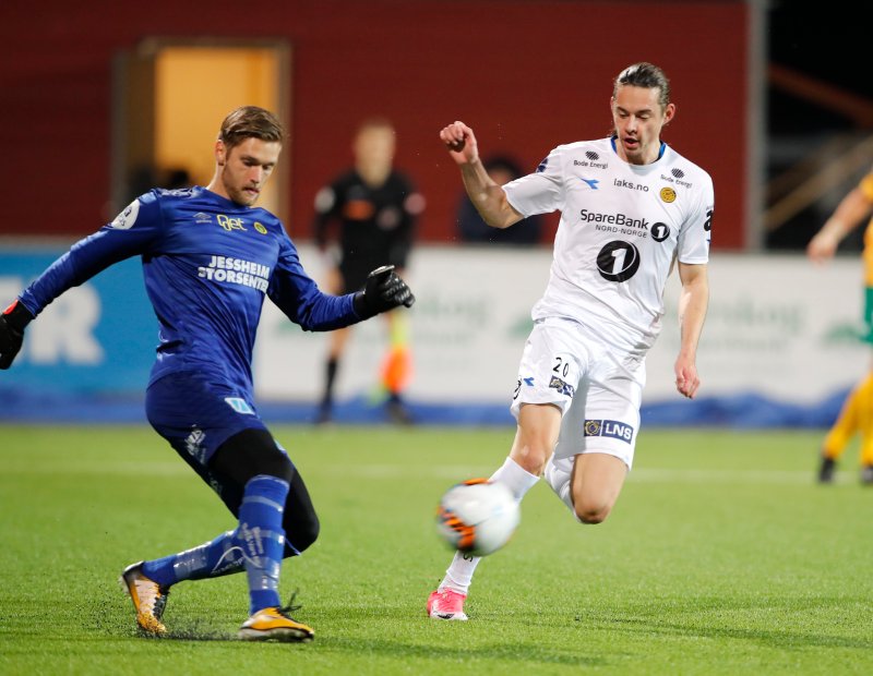 FIN FOT: Stefan Hagerup har et voldsomt tilslag på ballen. Her mot Bodø/Glimt og Amor Layouni i 2017. Foto: Terje Bendiksby/NTB
