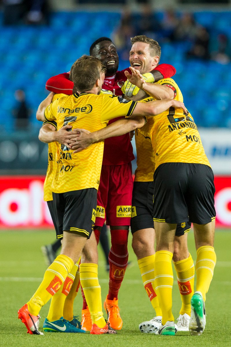 PÅ VEI TIL ULLEVAAL: Her jubler Frode Kippe, Arnold Origi, Simen Rafn, Simen Kind Mikalsen og Stefan Antonijevic etter 4-0-triumfen over Molde i semifinalen. Foto: Svein Ove Ekornesvåg / NTB Scanpix