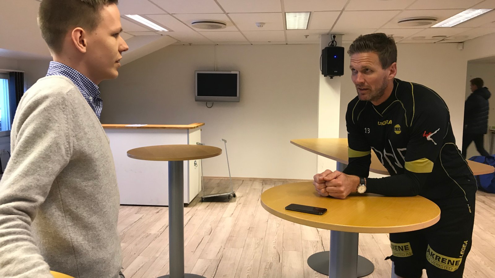 TILBAKE I TRENING: Frode Kippe fikk en ekstra feriedag, og var på sin første trening for året torsdag. Her er intervjues han av Ole-Martin Andersen - som er i journalistpraksis i Lillestrøm Sportsklubb i januar og februar.