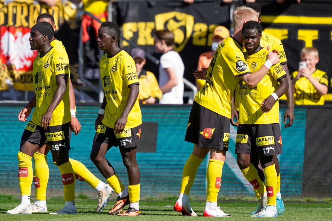 KANONKAMP: Eric Kitolano var arkitekten bak det aller meste på Åråsen-matta mot Aalesund. Her gratuleres han av lagkameratene etter sin andre scoring for dagen.