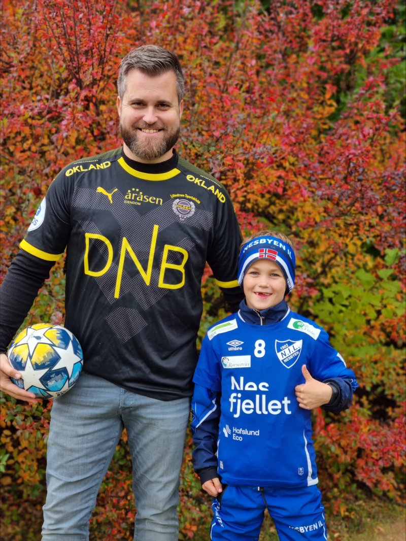 HEIA LSK! Far og sønn Brusletten gleder seg til å se LSK - Bodø/Glimt på Åråsen.