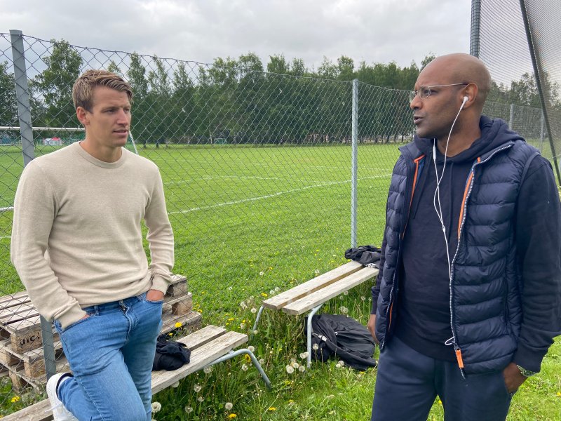 GLEDELIG GJENSYN: Thomas Lehne Olsen og Simon Mesfin i samtale under dagens trening.