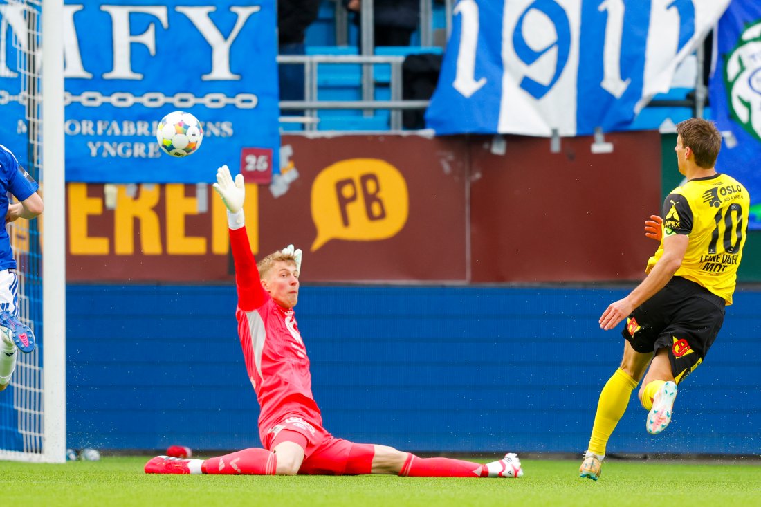 FLOTT SCORING: Thomas Lehne Olsen setter ballen i en perfekt bue over Moldes keeper til 1-0 etter 49 minutter.