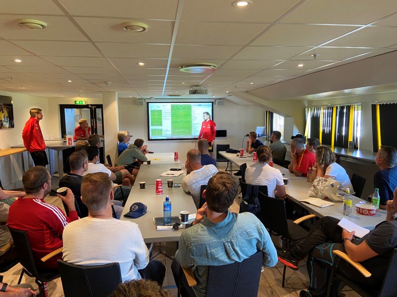 PÅ BESØK: Trenerne på LSK-akademiet fortalte hvordan man jobbet foran engasjerte trenere fra NFF-kretsene.