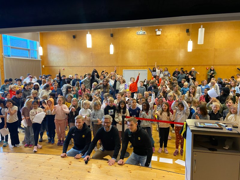 POPULÆRE: Eskil Edh og Mads Hedenstad Christiansen ble tatt godt i mot på Kjeller skole. Foto: Morten Stokstad