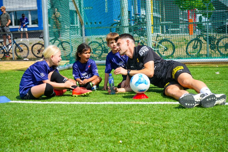 POPULÆR: Ylldren Ibrahimaj trivdes i trenerrollen da LSK besøkte Skjettens fotballskole. Foto: Andreas Aalling.